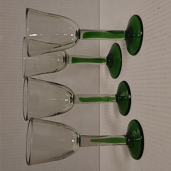 Set of 4 Handblown Green Stemmed Wine Glasses - Picture 8 of 16
